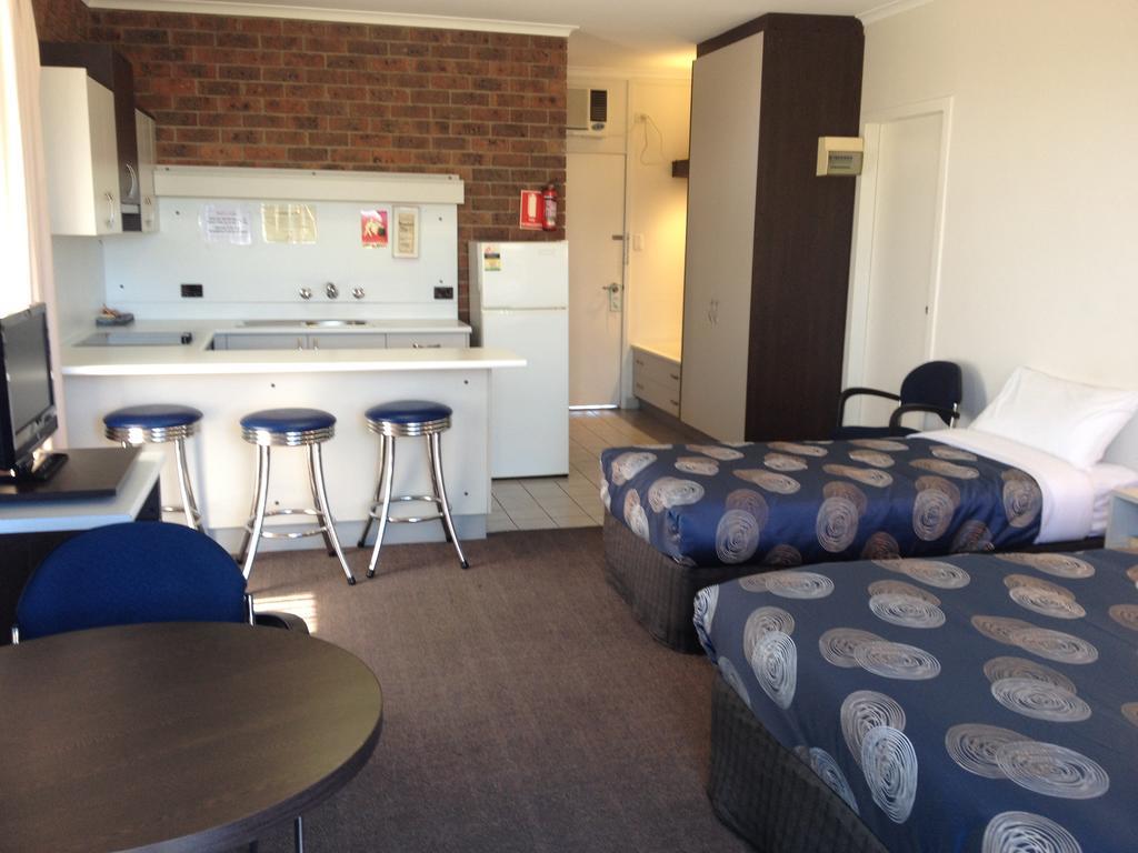 The Central Hotel Motel Лейкс Ентранс Стая снимка