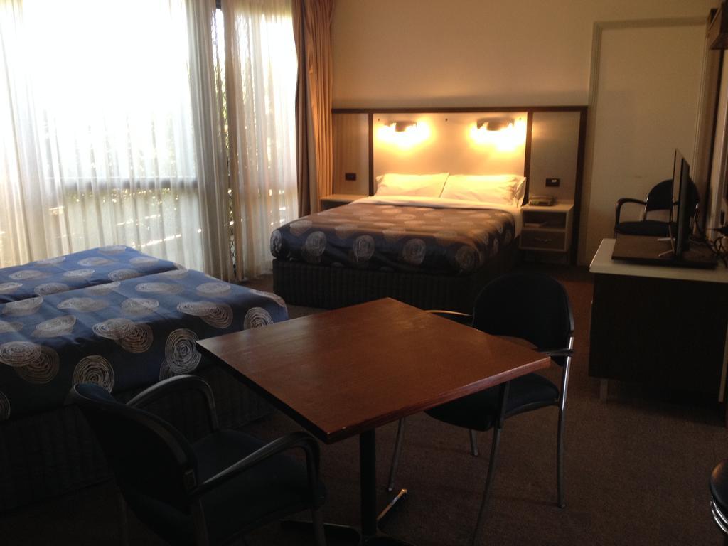 The Central Hotel Motel Лейкс Ентранс Стая снимка